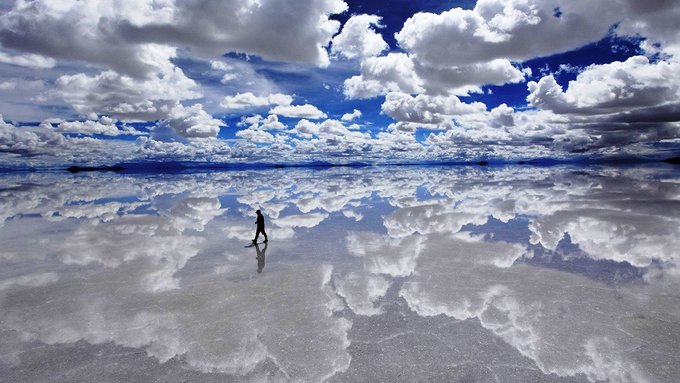 Salar de Uyuni thuộc tỉnh Daniel Campos, Tây Nam Bolivia, ở độ cao khoảng 3.656 m gần dãy Andes là đồng muối lớn nhất thế giới với diện tích khoảng 10.582 km2. Mùa mưa, nơi này gây ấn tượng với các nhiếp ảnh gia và du khách bởi mặt hồ biến thành tấm gương khổng lồ trong veo có thể khiến bạn hoa mắt, đặc biệt là vào những ngày có nắng.