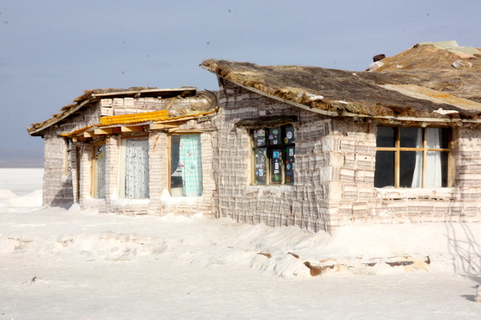 Phần lớn nhà và khách sạn ở Salar de Uyuni được xây dựng chủ yếu bằng muối, tạo nét đặc trưng riêng để thu hút khách du lịch. 