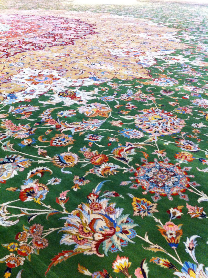 Tấm thảm dệt tay lớn nhất thế giới với diện tích gần 6000m2. Ảnh: Dương Quán Hạ