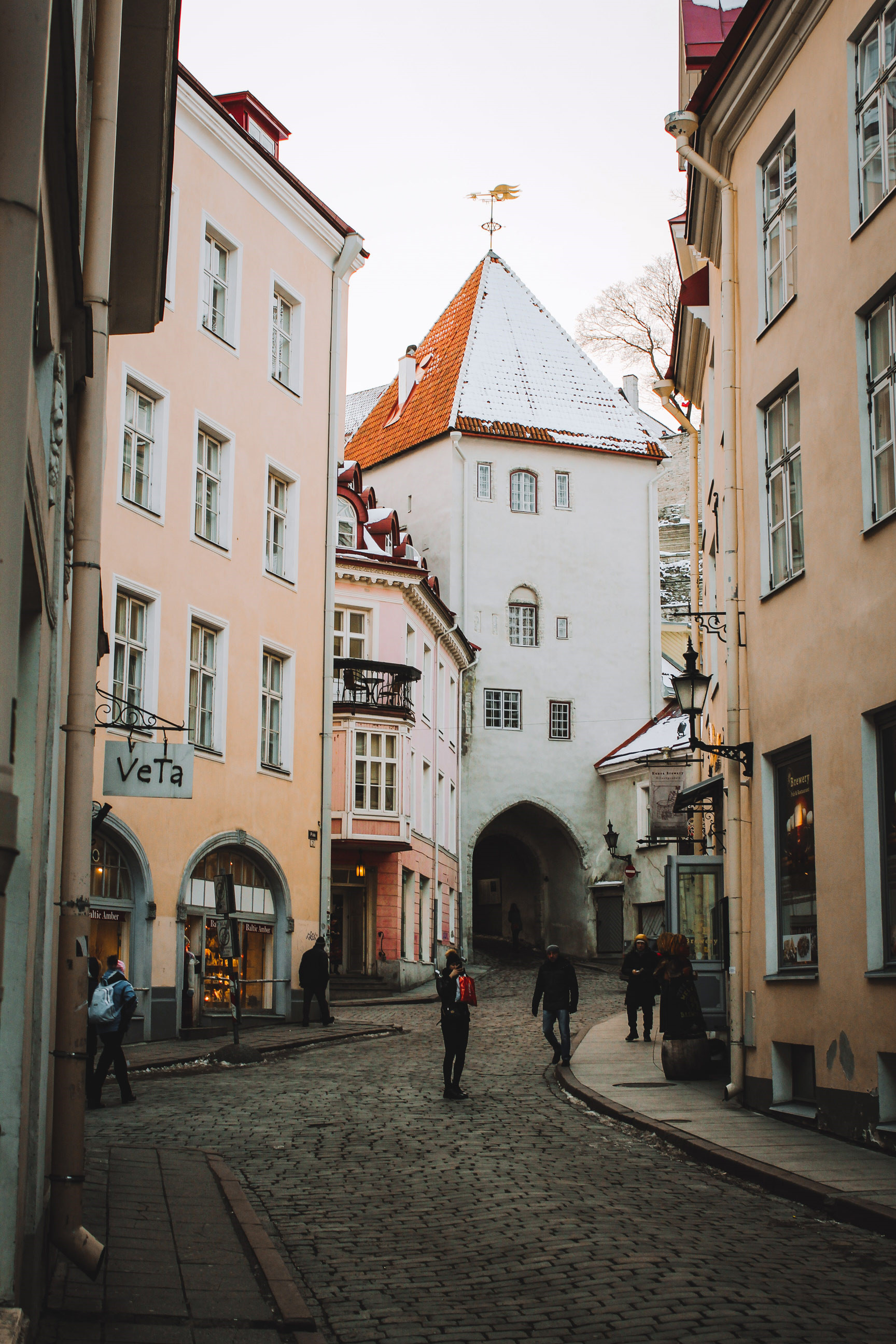 Mặc cho bao thay đổi của thiên nhiên, chính trị và biến động kinh tế, Tallinn vẫn giữ nguyên nét kiến trúc Hanseatic đặc trưng từ thời Trung cổ. Vẻ đẹp cổ kính của thành phố gần như không phai tàn theo năm tháng với những tuyến phố lát đá, những ngôi nhà cổ kính được xây dựng từ thế kỷ 13. Năm 1997, phố cổ Tallinn được UNESCO công nhận là di sản thế giới và là Thủ đô Văn hoá châu Âu vào năm 2011.