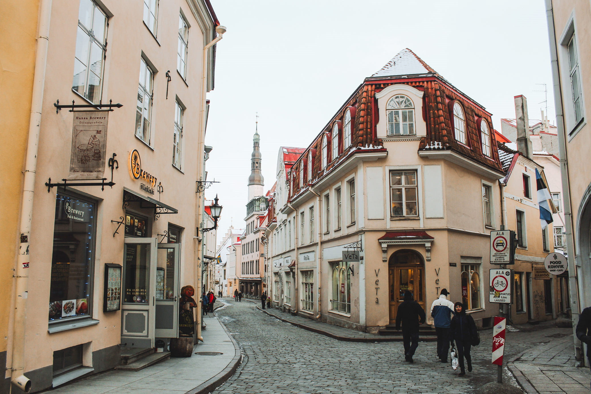 Thị trấn cổ của Tallinn là một trong những thành phố thời Trung cổ được bảo quản tốt nhất ở châu Âu. Bạn có thể đi dạo cả buổi ở đây mà không thấy chán, mỗi góc phố, công trình đều có bảng hướng dẫn bằng tiếng Anh kể cho bạn nghe những câu chuyện lịch sử qua bao thăng trầm của Tallinn. Bạn cũng đừng quên ghé qua những quán cafe trong phố cổ và nhâm nhi một tách chocolate nóng để tự mình cảm nhận không khí bình yên giữa lòng châu Âu cổ kính.