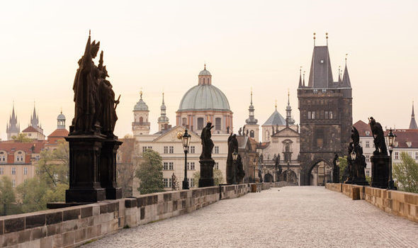 Cây cầu Charles nổi tiếng của thủ đô Praha