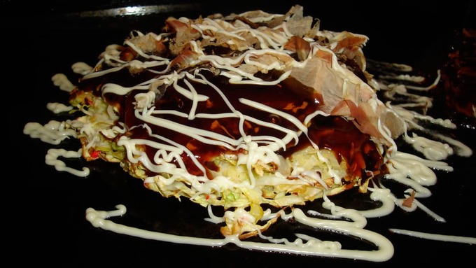 Hiroshima, đảo Honshu  Christie cho biết: "Ẩm thực ở Hiroshima không thể thiếu được món bánh xèo okonomiyaki". Mỗi nhà hàng ở đây lại sáng tạo một cách làm bánh xèo với nguyên liệu khác nhau, nhưng luôn có rau cải bắp xắt nhỏ, cá ngừ khô bào mỏng, và sốt.