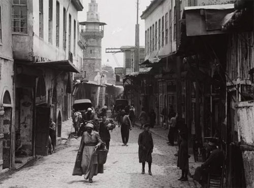Bab Sharqi, hay còn gọi là "Cánh cổng Mặt trời" cổ đại, vẫn còn tồn tại cho đến ngày nay ở Syria. Ảnh: Buzzfeed.