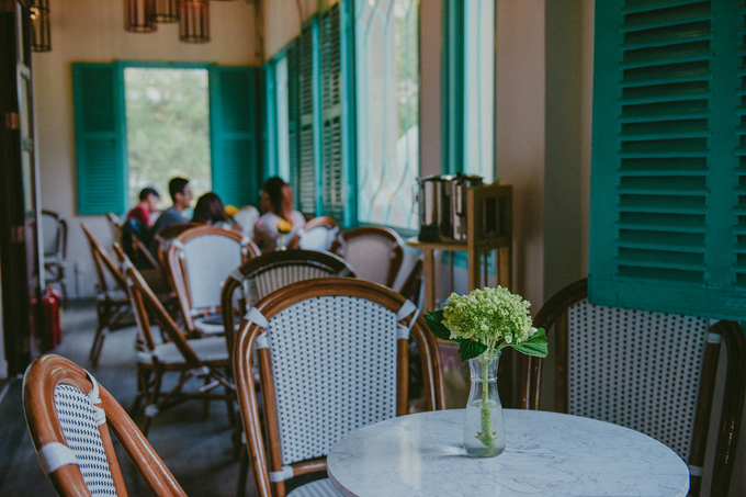 Thực đơn của quán gồm nhiều loại trà hoa có hương vị độc đáo hay cà phê nguyên chất, được trình bày đẹp mắt mà vẫn thơm ngon. Bạn cũng có thể gọi các món nước ép. Giá trung bình từ 30.000 đồng. Quán còn lấy lòng khách bởi đội ngũ nhân viên phục vụ tận tình. Ảnh: Tấn Trần. Thực đơn của quán gồm nhiều loại trà hoa có hương vị độc đáo hay cà phê nguyên chất, được trình bày đẹp mắt mà vẫn thơm ngon. Bạn cũng có thể gọi các món nước ép. Giá trung bình từ 30.000 đồng. Quán còn lấy lòng khách bởi đội ngũ nhân viên phục vụ tận tình. Ảnh: Tấn Trần.