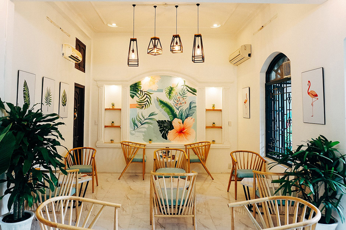 Tròn Bistro  Quán này có cảm hứng thiết kế mang phong cách nhiệt đới, nằm trên đường Đinh Bộ Lĩnh. Du khách sẽ cảm nhận được một không gian xanh mát không chỉ từ cây cối mà cả các hoạ tiết, màu sắc trang trí trên tường.