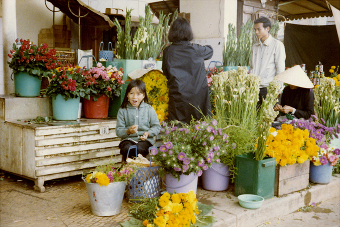 Một sạp bán hoa tại chợ năm 1969. Ảnh: Tom Petersen.