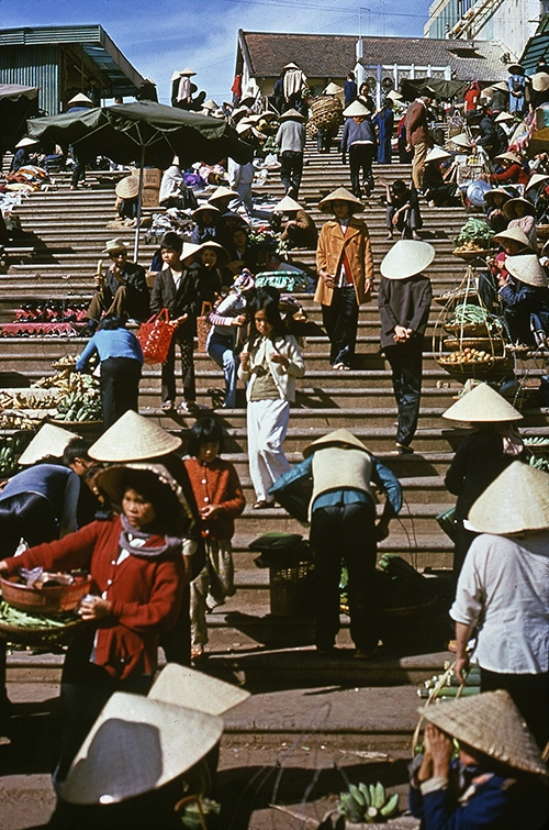 Cảnh sinh hoạt chợ tại bậc thang năm 1974 (gần rạp Hoà Bình ngày nay). Ảnh: Flickr.