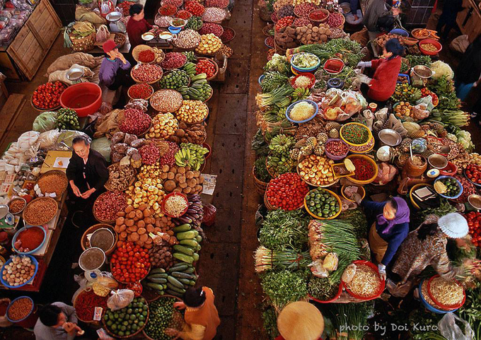 Sạp rau, củ, quả bày bán bên trong khu chợ năm 1996. Ảnh: Doi Kuro.