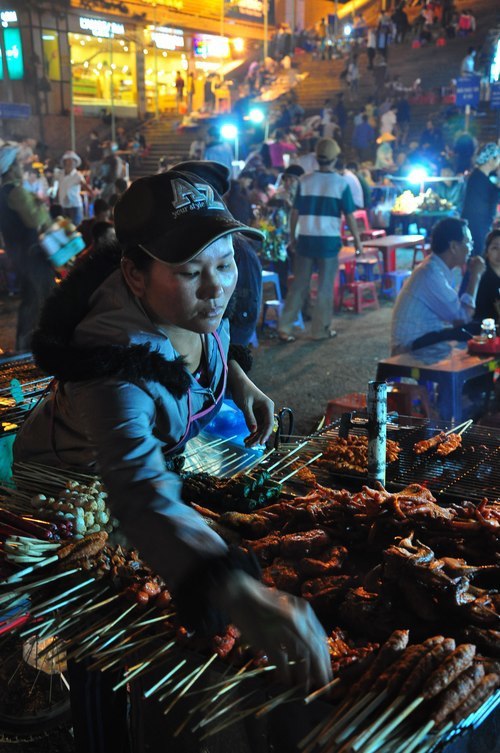 Chợ Đà Lạt năm 2013 đã bắt đầu sinh hoạt vào buổi tối, chủ yếu là các hàng quán đồ ăn, quà lưu niệm để phục vụ du khách. Ảnh: Yukata.