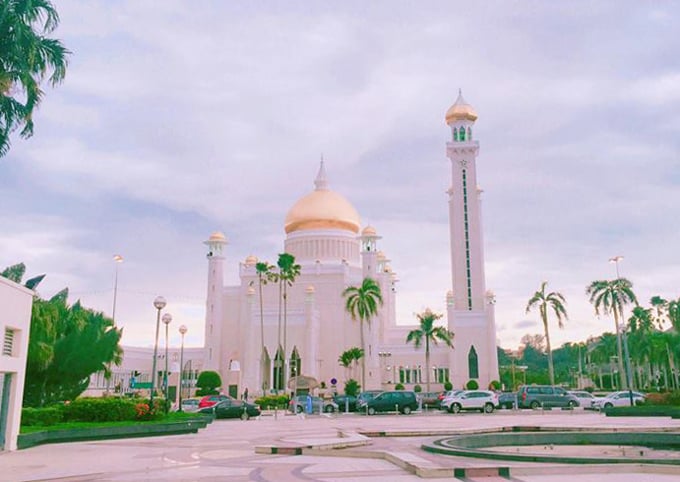 Trong đó, thánh đường Hồi giáo Sultan Omar Ali Saifuddin là một trong những điểm đến quan trọng nhất. Nằm tại thủ đô Bandar Seri Begawan, công trình này được đánh giá là một trong những nhà thờ Hồi giáo đẹp nhất ở khu vực châu Á Thái Bình Dương, là một điểm thu hút du khách tham quan. Toàn bộ công trình được bố cục trên một đầm phá nhân tạo gần dải đất dọc theo bờ sông Brunei với khuôn viên rộng chừng 2 ha. Sau 4 năm thi công, ngôi thánh đường đã được hoàn thành vào năm 1958 với chi phí khoảng 5 triệu USD vào thời điểm xây dựng.