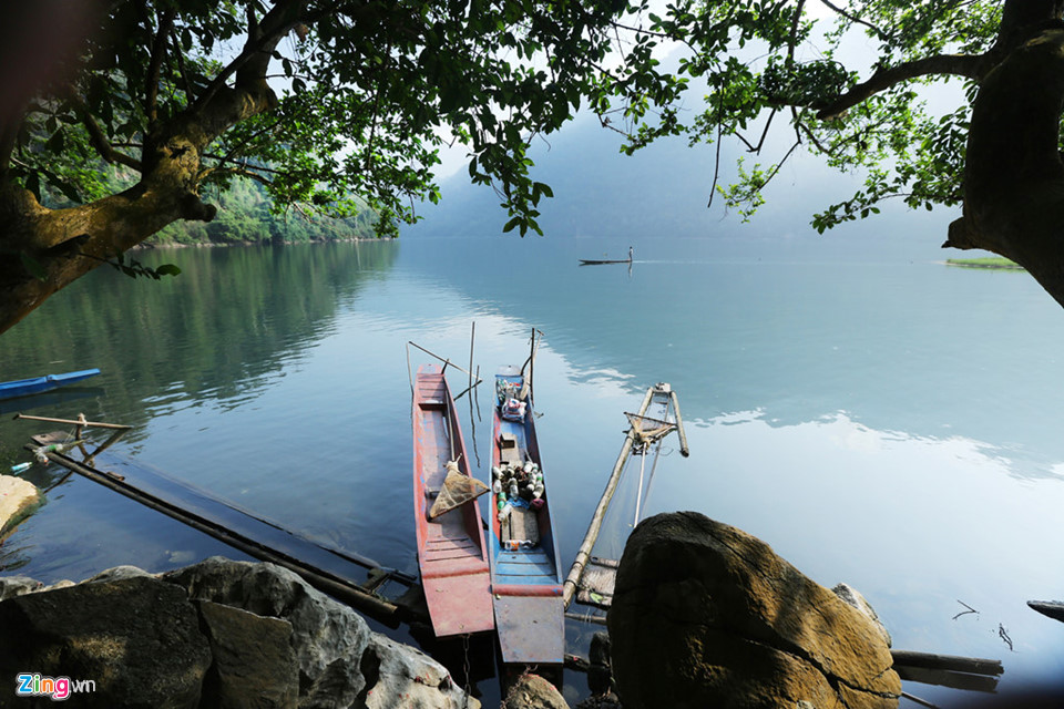 Đến Hồ Ba Bể, du khách có dịp được dạo quanh hồ nước trong xanh bằng thuyền độc mộc đặc trưng của dân tộc bản địa hoặc bằng thuyền máy rồi ra sông Năng và thăm thú nhiều thắng cảnh tự nhiên. Ảnh: Vũ Minh Quân