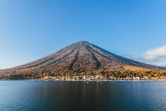Núi Nantai và hồ Chuzenjiko trong một ngày thời tiết đẹp.