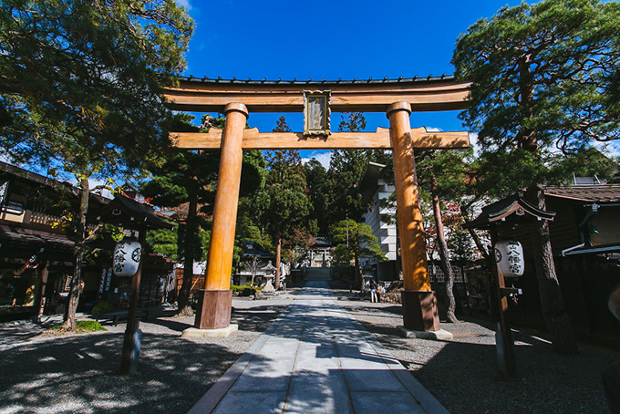 Cổng torri vào làng Hachiman, thành phố Takayama.