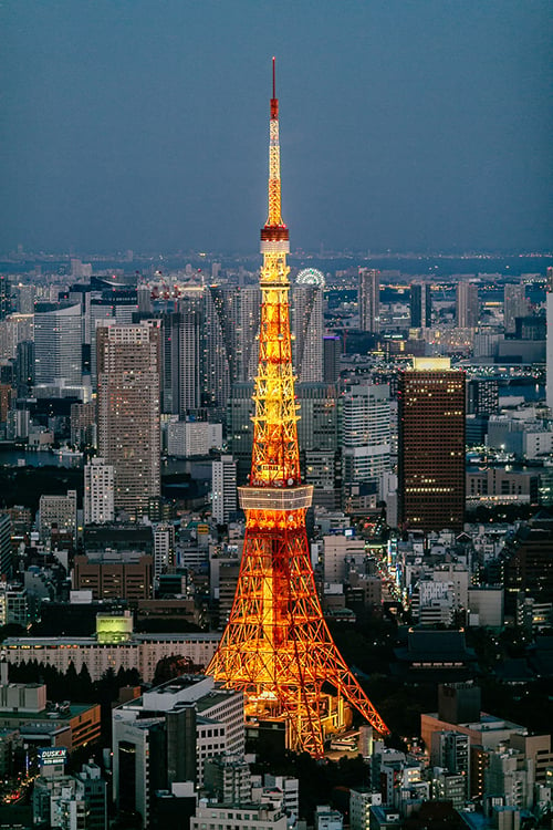 Điểm đến đầu tiên và cuối cùng đương nhiên là thủ đô Tokyo - thành phố đông đúc và hối hả với những ngã tư nhộn nhịp người qua lại, trung tâm mua sắm và những toà nhà cao tầng. Trong ảnh là tháp truyền hình Tokyo - một trong những biểu tượng của thủ đô Nhật Bản.