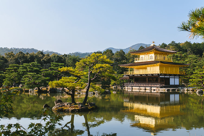 Ngôi chùa vàng Kinkakuji ở phía Bắc thành phố Kyoto. Từ thủ đô Tokyo, du khách có thể bay hoặc đi tàu hoả tới được cố đô trầm mặc và cổ kính này.