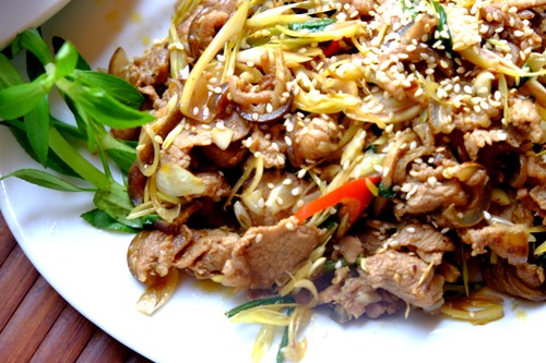 Đặc sản Ninh Bình là các món chế biến từ thịt dê và cơm cháy. Ảnh: Hương Chi.