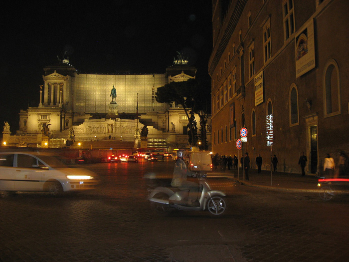 Sự hiện đại không cuốn đi vẻ yên bình của thành Roma về đêm. Ảnh: Lê Thu Lan Sự hiện đại không cuốn đi vẻ yên bình của thành Roma về đêm. Ảnh: Lê Thu Lan