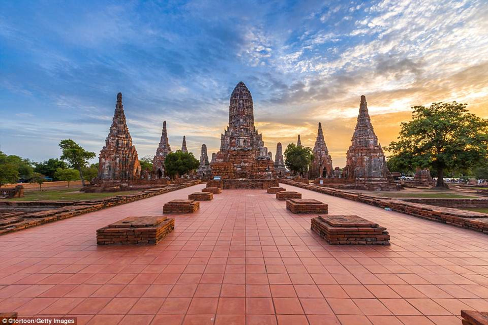 Đền thờ Wat Chaiwatthanaram ở Ayutthaya, Thái Lan. Ngôi đền được vua Prasat Thong xây dựng để tưởng nhớ mẹ của ông, và phải mất 20 năm mới hoàn thành.
