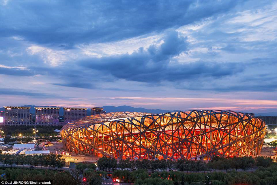 Hình ảnh sân vận động Olympic ở Bắc Kinh, còn gọi là sân vận động Tổ Chim, được xây dựng vào năm 2008. Hiện nay, sân vận động được sử dụng cho các sự kiện thể thao, hòa nhạc, và triển lãm.