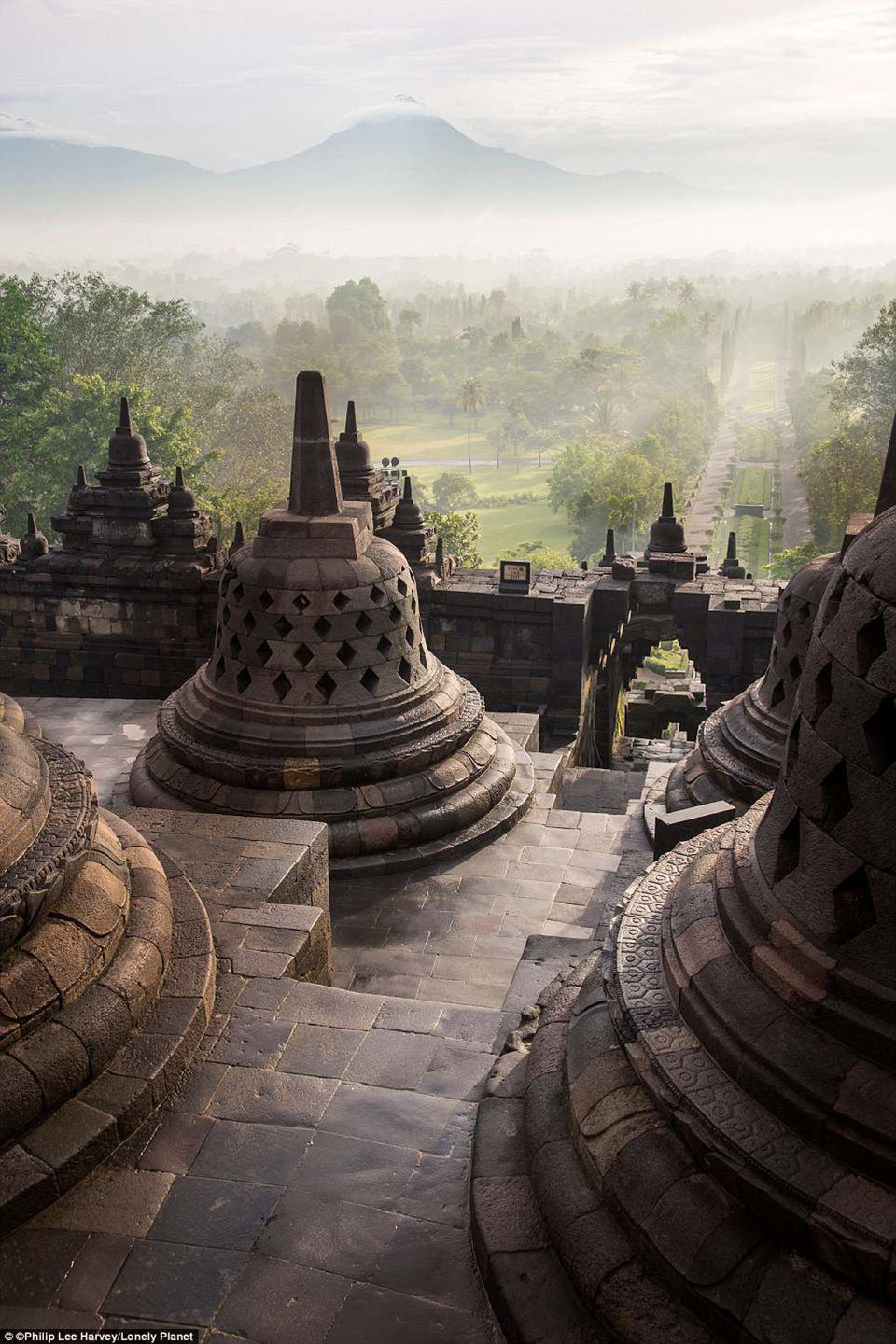 Borobudur là một ngôi chùa Phật giáo có từ thế kỷ thứ 9 nằm trên một ngọn đồi ở miền trung đảo Java, Indonesia. Đây là ngôi chùa Phật giáo lớn nhất thế giới và là một di sản của UNESCO.