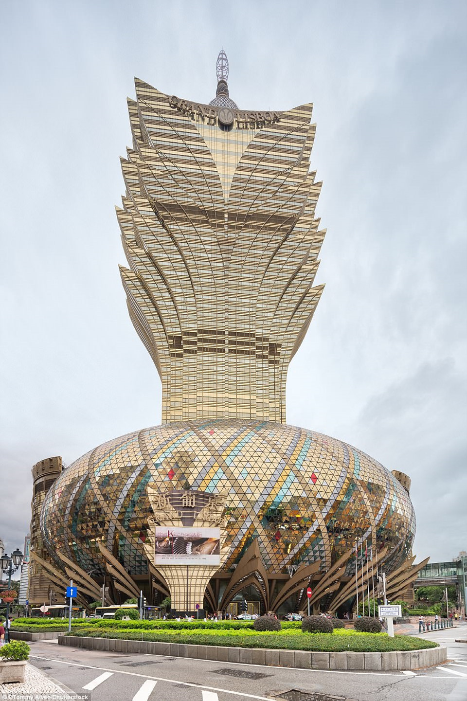 Mặt tiền đẹp lấp lánh của sòng bài Grand Lisboa ở Macau, Trung Quốc. Với lối kiến trúc độc nhất vô nhị, đây là điểm trung tâm của khu cờ bạc và nghỉ dưỡng lớn nhất ở châu Á.