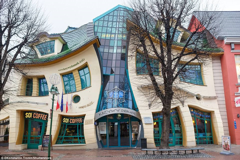 Krzywy Domek , có nghĩa là "ngôi nhà nhỏ quanh co", là một trung tâm mua sắm. Công trình nằm ở trung tâm của Monte Cassino ở Sopot, Ba Lan.