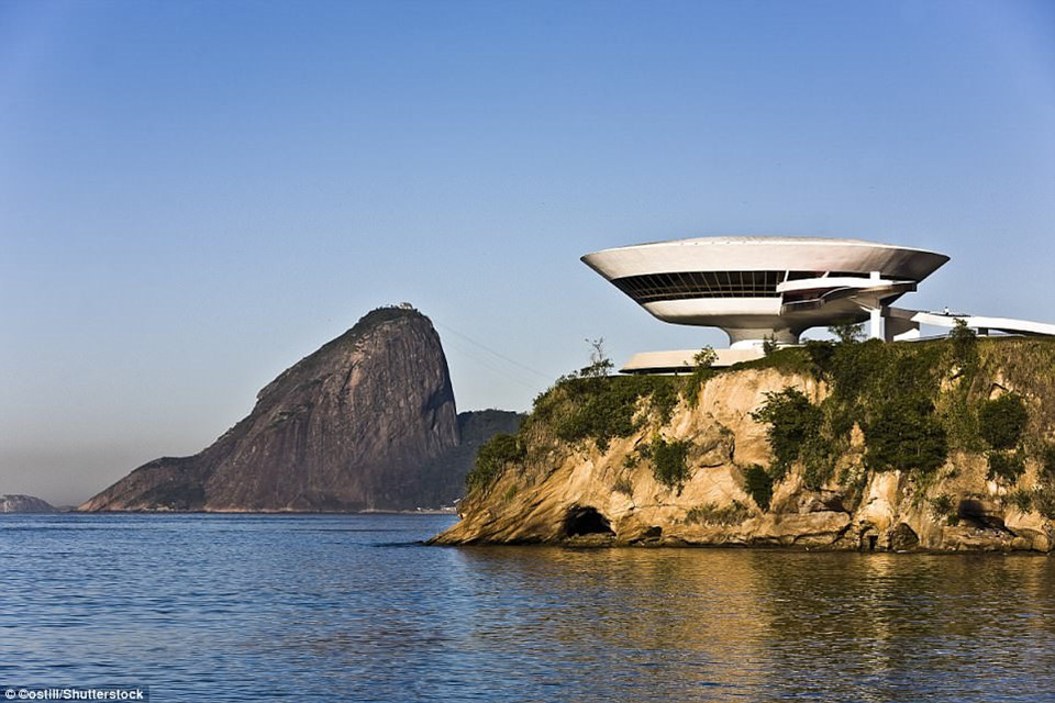 Bảo tàng Nghệ Thuật Đương Đại nằm ở Niteroi, gần thủ đô Rio de Janeiro , Brazil. Công trình được thiết kế bởi kiến trúc sư Oscar Niemeyer.