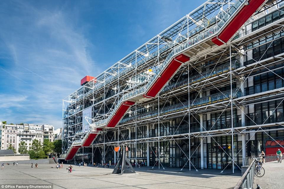 Tòa nhà Pompidou Centre ở Paris là một kiến trúc phức tạp nằm ở khu Beaubourg quận 4. Nơi đây còn có Thư viện Thông tin Công Cộng và Bảo tàng Nghệ thuật Đương đại.