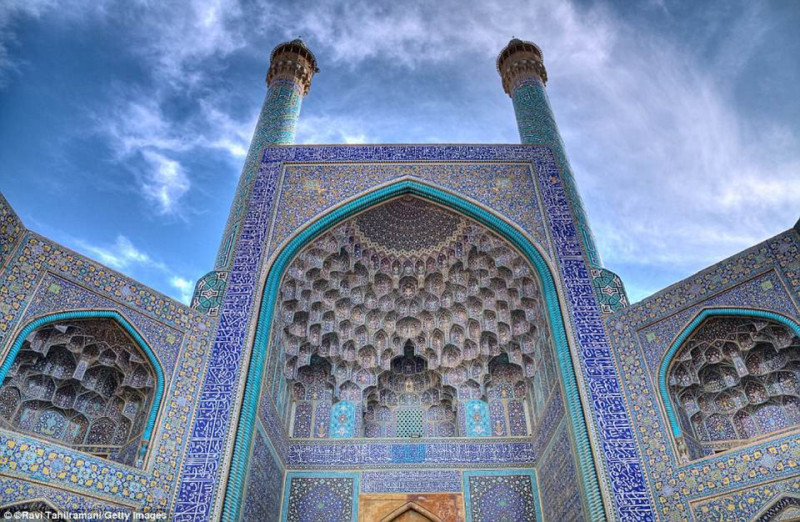 Cổng chính lối vào của Nhà thờ Hồi giáo Masjid-I Imam (còn gọi là Nhà thờ Hồi giáo Shah) ở thủ đô Tehran, Iran. Lonely Planet miêu tả đây là một nhà thờ với kiến trúc thanh lịch ấn tượng, cùng nhiều bức tranh mosaic lát gạch xanh với tỉ lệ hoàn hảo.