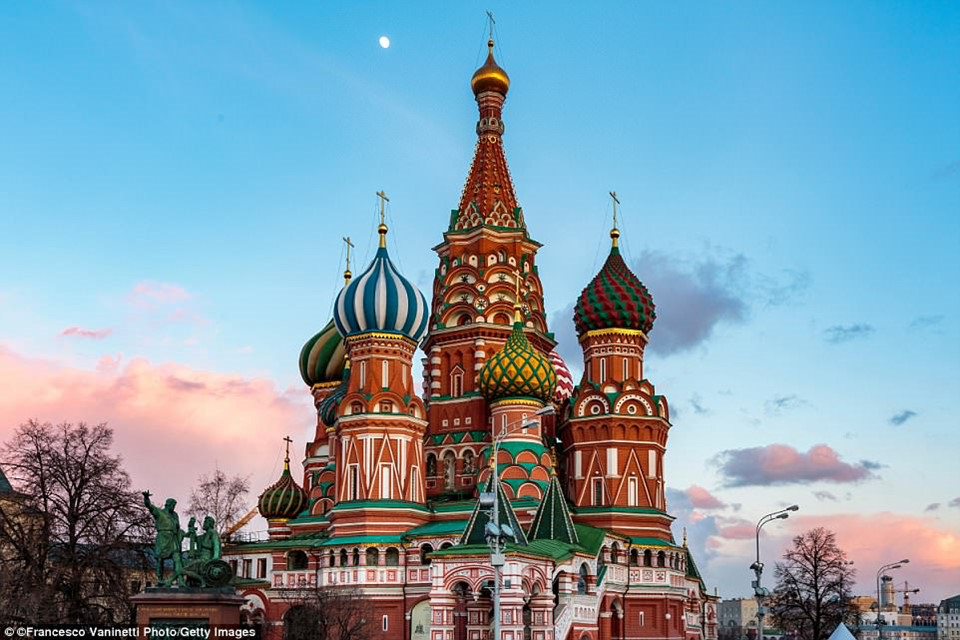 Nhà thờ St Basil đẹp rực rỡ bên trong Quảng trường Đỏ ở thủ đô Moscow, Nga. Nhà thờ có sự giao thoa về màu sắc, hoa văn và kiến trúc, được đánh giá là đỉnh cao trong phong cách nghệ thuật kiến trúc đặc trưng của Nga.