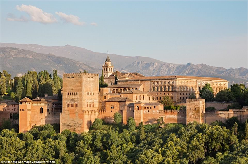 Hình ảnh cung điện Alhambra và pháo đài Granada ở Tây Ban Nha, công trình thu hút hơn 6000 du khách mỗi ngày đến tham quan lối kiến trúc cổ điển độc đáo.