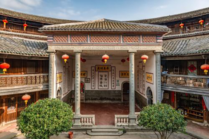 Tên gọi và kiến trúc Thổ lâu là tên để chỉ những ngôi nhà có nhiều hình dạng khác nhau như hình vuông, bầu dục và ngũ giác ở Phúc Kiến. Cái tên “Thổ lâu” trong tiếng Trung Quốc ngụ ý rằng nhà được làm từ đất. Thổ lâu ở tỉnh Phúc Kiến nằm tập trung ở hai thành phố là Long Nham và Chương Châu. Trong đó tại huyện Vĩnh Định thuộc Long Nham (có khoảng 20.000 tòa thổ lâu), huyện Nam Tĩnh thuộc Chương Châu (có khoảng 15.000 tòa), ngoài ra các huyện khác như Bình Hòa, Hoa An, Chiếu An… cũng có vài trăm tòa thổ lâu. Tập hợp thổ lâu ở Phúc Kiến đã được UNESCO công nhận là Di sản văn hóa thế giới vào tháng 7/2008 và thông qua tên gọi chung cho kiểu kiến trúc này là “Thổ lâu Phúc Kiến”. Tên gọi và kiến trúc Thổ lâu là tên để chỉ những ngôi nhà có nhiều hình dạng khác nhau như hình vuông, bầu dục và ngũ giác ở Phúc Kiến. Cái tên “Thổ lâu” trong tiếng Trung Quốc ngụ ý rằng nhà được làm từ đất. Thổ lâu ở tỉnh Phúc Kiến nằm tập trung ở hai thành phố là Long Nham và Chương Châu. Trong đó tại huyện Vĩnh Định thuộc Long Nham (có khoảng 20.000 tòa thổ lâu), huyện Nam Tĩnh thuộc Chương Châu (có khoảng 15.000 tòa), ngoài ra các huyện khác như Bình Hòa, Hoa An, Chiếu An… cũng có vài trăm tòa thổ lâu. Tập hợp thổ lâu ở Phúc Kiến đã được UNESCO công nhận là Di sản văn hóa thế giới vào tháng 7/2008 và thông qua tên gọi chung cho kiểu kiến trúc này là “Thổ lâu Phúc Kiến”.