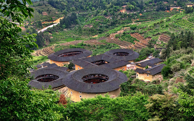Lịch sử của công trình kiến trúc độc đáo này gắn liền với những cuộc di cư của người Hán xuống miền nam cùng sinh sống với cư dân Bách Việt. Tại đây, họ luôn gặp phải những xung đột với người bản địa, thổ phỉ và buộc phòng chống thú dữ. Đó là những yếu tố dẫn đến việc hình thành ý tưởng xây dựng một ngôi nhà chung cho rất nhiều người để cùng nhau đối phó với những yếu tố bên ngoài, ổn định cuộc sống. Lịch sử của công trình kiến trúc độc đáo này gắn liền với những cuộc di cư của người Hán xuống miền nam cùng sinh sống với cư dân Bách Việt. Tại đây, họ luôn gặp phải những xung đột với người bản địa, thổ phỉ và buộc phòng chống thú dữ. Đó là những yếu tố dẫn đến việc hình thành ý tưởng xây dựng một ngôi nhà chung cho rất nhiều người để cùng nhau đối phó với những yếu tố bên ngoài, ổn định cuộc sống.