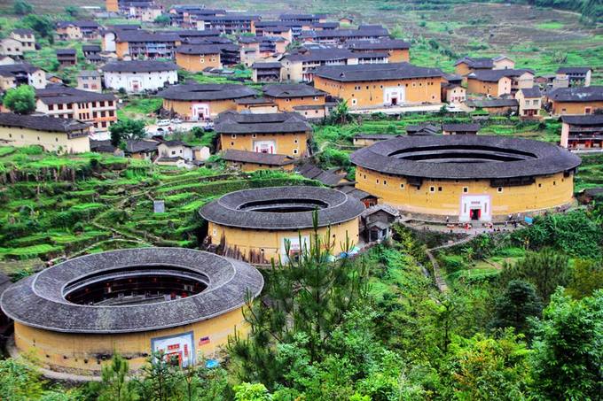 Người Khách Gia là cụm từ dùng để chỉ người Hán di cư từ phương bắc đến phương nam. Dù an cư lập nghiệp ở một nơi khác qua nhiều thế kỷ, họ vẫn nhận mình chỉ là người khách sống xa nhà. Một căn cứ khác về tên gọi “Khách Gia”, đó là vào thời nhà Tống trong cuộc chiến với quân Nguyên, rất nhiều người Hán di cư đến phương nam khi đó đã đăng ký xung quân. Tuy nhiên trong phần hộ tịch lúc ấy vốn có sự phân biệt “chủ” và “khách”, nên những người xung quân này được ghi là “khách tịch” để phân biệt với người dân bản địa. Sau này cái tên “người Khách Gia” thực chất là cách gọi khác của “người khách tịch”. Người Khách Gia là cụm từ dùng để chỉ người Hán di cư từ phương bắc đến phương nam. Dù an cư lập nghiệp ở một nơi khác qua nhiều thế kỷ, họ vẫn nhận mình chỉ là người khách sống xa nhà. Một căn cứ khác về tên gọi “Khách Gia”, đó là vào thời nhà Tống trong cuộc chiến với quân Nguyên, rất nhiều người Hán di cư đến phương nam khi đó đã đăng ký xung quân. Tuy nhiên trong phần hộ tịch lúc ấy vốn có sự phân biệt “chủ” và “khách”, nên những người xung quân này được ghi là “khách tịch” để phân biệt với người dân bản địa. Sau này cái tên “người Khách Gia” thực chất là cách gọi khác của “người khách tịch”.