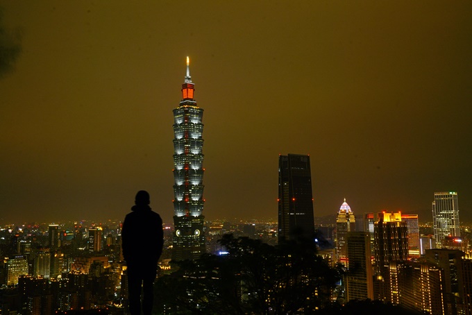 Cảnh Đài Bắc ban đêm từ đỉnh núi Voi - Ảnh: Thiết Nguyễn