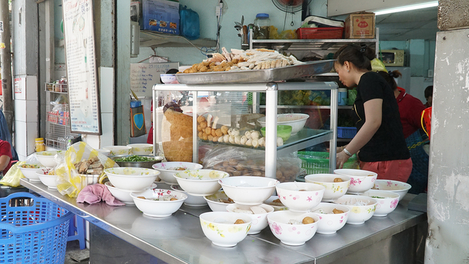 Quán Thanh Mai là một trong những địa chỉ lâu năm mà người thích bún mọc nên thử qua một lần. Quán nằm ở góc đường Trương Định - Nguyễn An Ninh (quận 1). Do nằm ở vị trí trung tâm, quán phục vụ không chỉ người dân mà còn nhiều du khách nước ngoài.