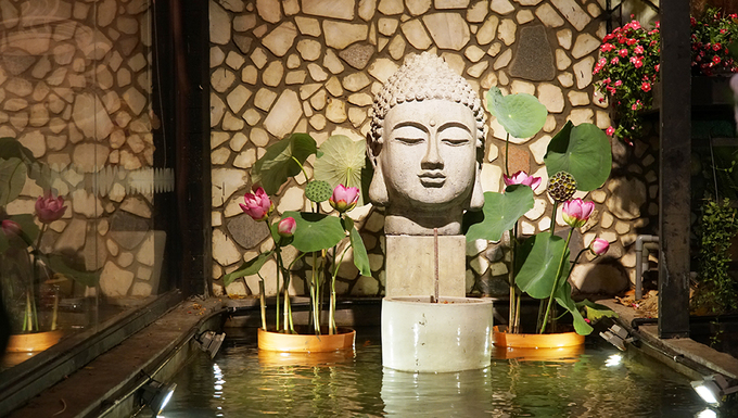 Tượng Phật được đặt ngay lối ra vào, tạo cho khách cảm giác nhẹ nhàng từ những bước chân đầu tiên.