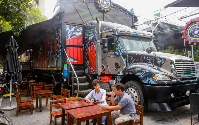 Khoảng hai tháng nay, trên đường 17A (quận Bình Tân, TP HCM), xuất hiện quán cà phê làm từ một chiếc xe container, bao gồm cả đầu kéo.