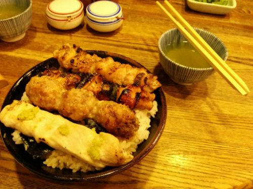 Một bát cơm kèm thịt gà xiên nướng ở Isehiro. Ảnh: forthecode.