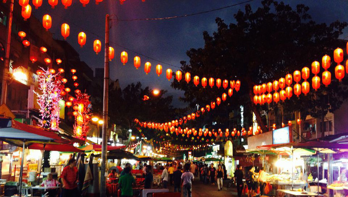 Nằm ở trung tâm của khu phố ăn chơi Bukit Bintang, Jalan Alor là con đường ăn uống nổi tiếng nhất của thủ đô Kuala Lumpur.