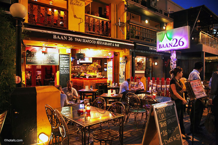 Changkat Bukit Bintang là một đoạn đường ngắn với đầy các quán bar, quán rượu và nhà hàng.