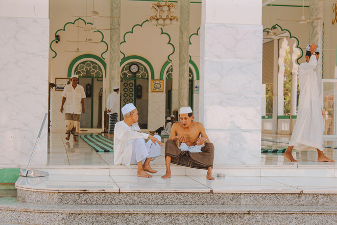 Những ông lão ngồi trò chuyện ở Thánh đường hồi giáo Jamiul-Azhar.