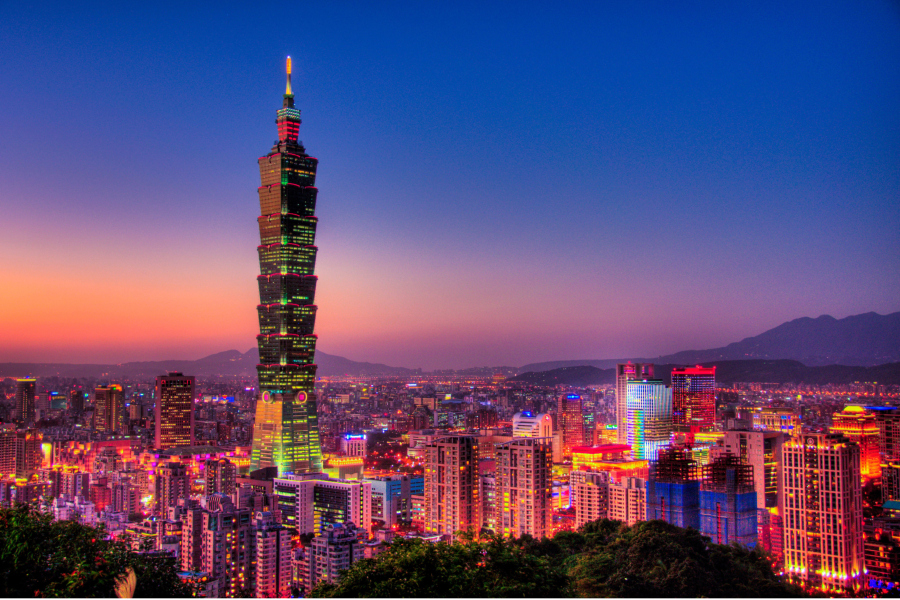 Tòa tháp Taipei 101: Hầu hết du khách ghé thăm hòn đảo hình chiếc lá đều đến thủ phủ Đài Bắc để chiêm ngưỡng tòa nhà cao nhất xứ Đài và đứng thứ 8 thế giới. Có 3 cách chụp hình phổ biến ở đây. Một là nhờ ai đó nằm rạp xuống đất, hướng camera lên trên để thu trọn công trình kiến trúc cao 508 m và bạn đứng cạnh trong khuôn hình. Hai là tạo đủ thần thái bên cạnh cụm điêu khắc chữ “Love” ngay phía ngoài tòa nhà. Cách cuối cùng sẽ đem lại cho bạn bức ảnh ấn tượng về tòa tháp sừng sững trong ánh chiều tà khi dừng chân tại điểm cuối đường mòn lên núi Voi, gần trạm tàu điện ngầm MRT Xiangshan.