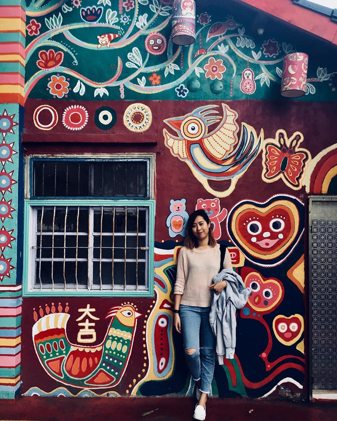 Làng Cầu Vồng: Ngôi làng sắc màu nhất Đài Loan là điểm đến thu hút hàng nghìn người dùng Instagram. Những bức tranh với mảng màu tươi sáng, khắc họa thần tượng nổi tiếng như huyền thoại Lý Tiểu Long hay các loài động vật ngộ nghĩnh… đã biến ngôi làng miền Trung xứ Đài trở thành bối cảnh chụp hình tuyệt vời.