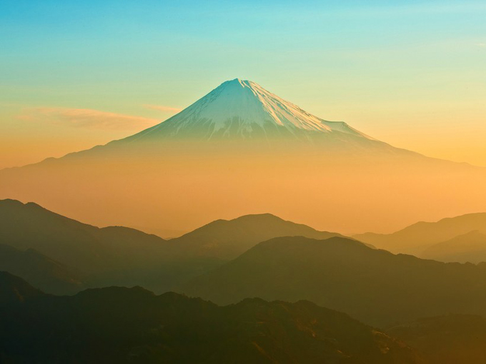 Có lẽ không cần giới thiệu nhiều về núi Fuji - núi Phú Sĩ huyền thoại, nơi đã trở thành biểu tượng của nước Nhật. Quanh năm được bao phủ bởi tuyết, ngọn núi là điểm tham quan, ngắm cảnh không thể bỏ qua ở Nhật.
