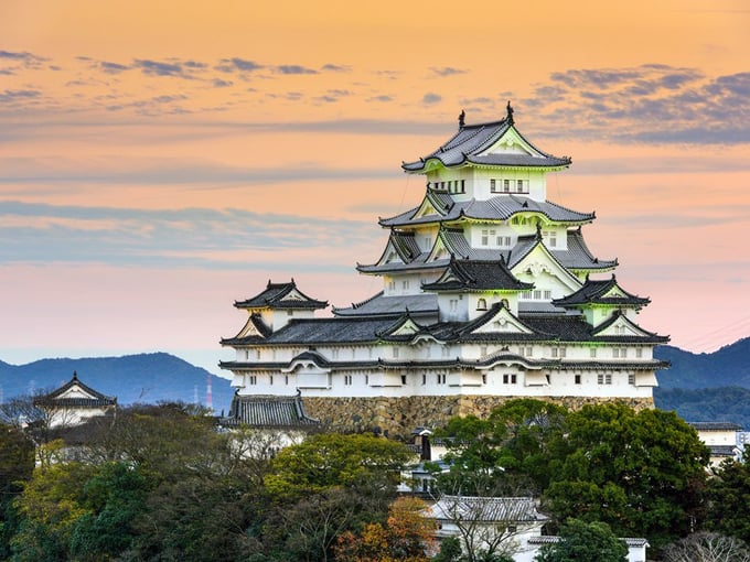 Lâu đài Himeji được công nhận là di sản văn hóa thế giới Unesco. Hình dáng bên ngoài tòa thành hết sức tao nhã, tinh tế, được xây dựng từ thời đại Azuchi-Momoyama, và hiện vẫn giữ được nguyên vẹn dáng dấp của tòa thành đầu thời kỳ Edo. Trải qua 400 năm, tòa thành vẫn còn đầy đủ các hạng mục nên khi đến tham quan thành Himeji, du khách sẽ được tận mắt chiêm ngưỡng và cảm nhận vẻ đẹp của kiến trúc thành Nhật Bản.