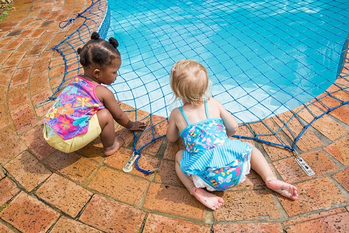 Ngoài hàng rào, bạn có thể lắp đặt hệ thống lưới trên mặt bể hoặc hệ thống báo động có người xuống bể bơi. Ảnh: Aqua-Net.