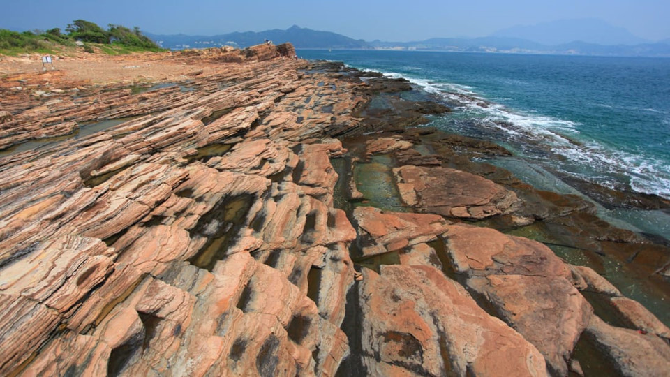 Tung Ping Chau: Nằm ở góc Đông Bắc vịnh Đại Bằng, Tung Ping Chau là hòn đảo xa xôi nhất của Hong Kong. Nơi đây có những thành đá độc đáo dọc bờ biển, các bãi cát mịn cùng làn nước trong xanh và là địa điểm lý tưởng cho hoạt động lặn biển. Bên cạnh đó, đến Tung Ping Chau, du khách còn có thể đi bộ theo con đường mòn của đảo và khám phá công viên địa chất toàn cầu. Ảnh: CNN.