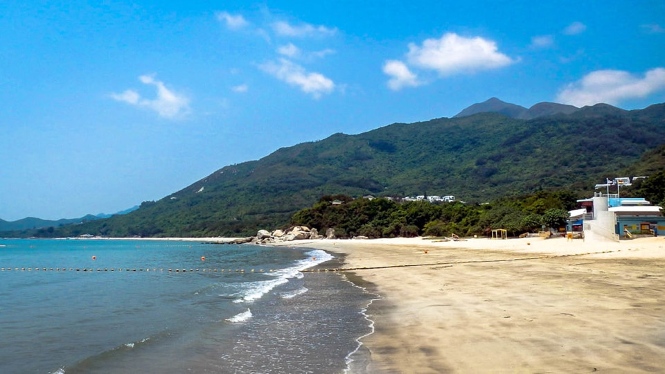 Tong Fuk: Tong Fuk là một dải cát nhỏ, yên bình, trên bờ biển phía nam của đảo Lantau, gần khu vực bãi biển nổi tiếng Cheung Sha, nơi bạn sẽ tìm thấy các quán bar bãi biển nổi tiếng. Xung quanh khu vực bãi biển chỉ có phòng thay đồ và nhà vệ sinh, chính vì vậy, nơi đây vẫn giữ được cảnh quan hoang sơ vốn có và chưa bị ảnh hưởng nhiều từ các hoạt động phát triển du lịch. Ảnh: CNN.